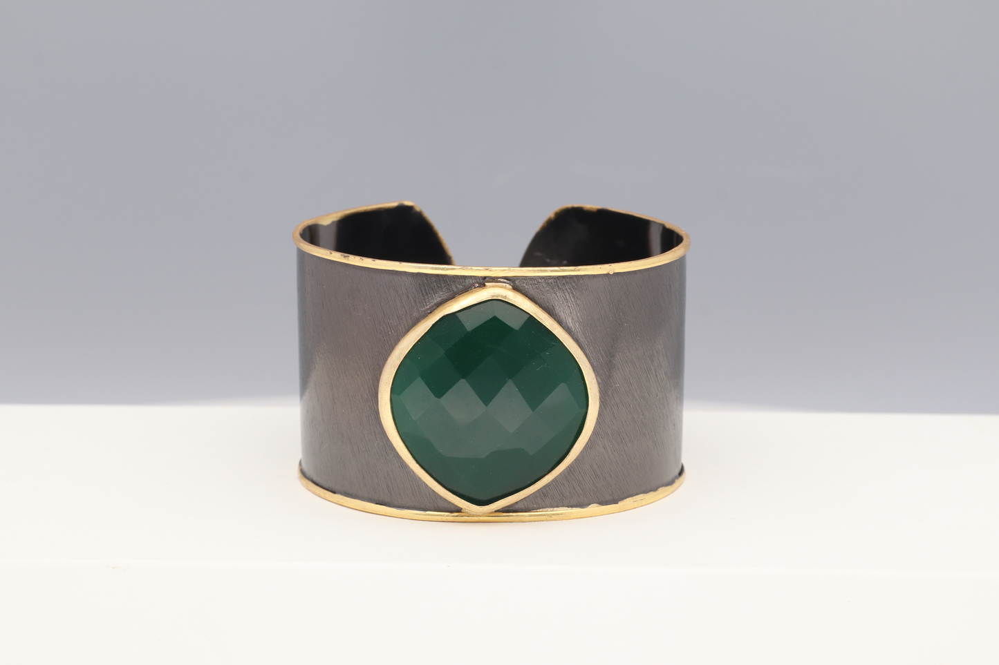 Brazalete oro envejecido y piedra verde