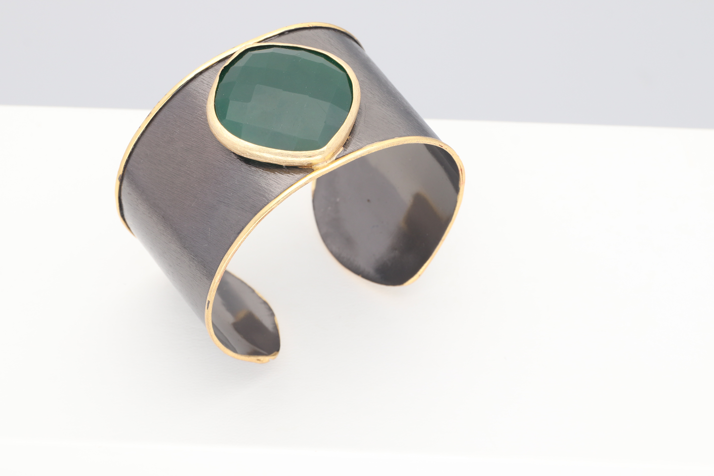 Brazalete oro envejecido y piedra verde